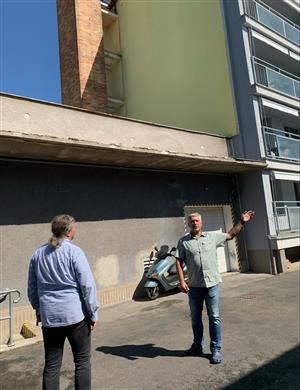 editel pspvkov organizace Jaroslav Zeman ukazuje nmstkovi Jimu Kulhnkovi, kde vude bude probhat revitalizace objektu Na Vin
