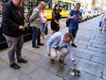 V Plzni pipomn obti holocaustu 20 novch kamen zmizelch, takzvanch Stolpersteine