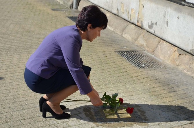V Plzni pipomn obti holocaustu 20 novch kamen zmizelch (foto: E. Kriegerov)