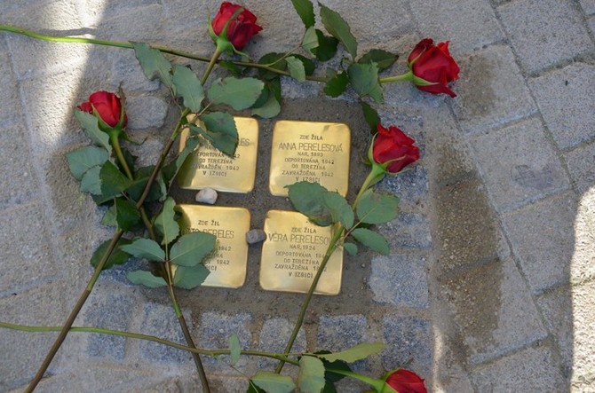 V Plzni pipomn obti holocaustu 20 novch kamen zmizelch (foto: E. Kriegerov)