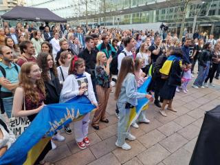 Organiztoi Koncertu pro Ukrajinu museli kvli deti improvizovat, pesto se ale vydail