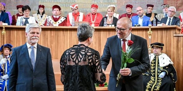 Prezident Petr Pavel dnes ve Ve Velk aule praskho Karolina osobn pedal jmenovac dekrety novm profesorkm a profesorm. 