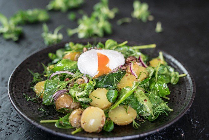 Recept na farmářský salát se ztraceným vejcem
