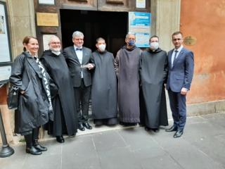 zstupci delegace s rektorem baziliky a jeho spolubratry