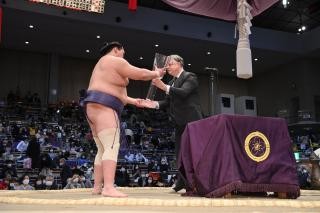 Velvyslanec R v Japonsku pedv pohr vtzi listopadovho Grand Sumo Tournament 