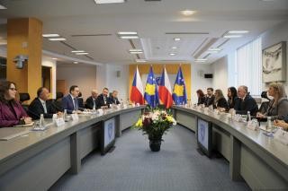 esk ministr zahrani spolen leny zahraninho vboru eskho parlamentu navtvili Kosovo