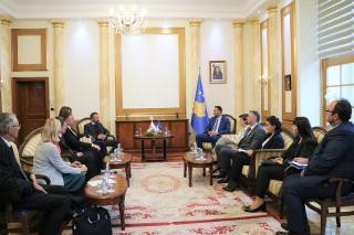  esk ministr zahrani spolen leny zahraninho vboru eskho parlamentu navtvili Kosovo