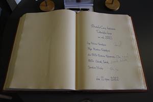 Vichni erstv laureti se podepsali do pamtn knihy steckho kraje
