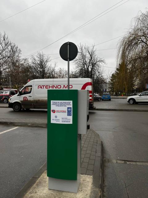 Parkovit s integrovanou nabjekou pro elektromobily v Kiinv, firma Green Center
