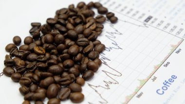 Zrnka kávy a cenový graf