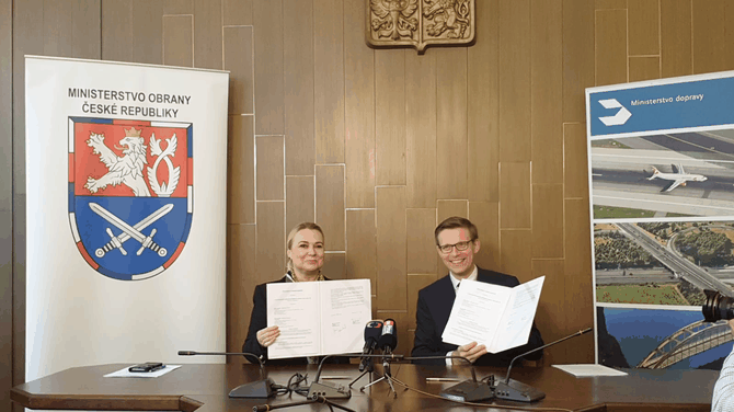 Ministryn obrany a ministr dopravy podepsali memorandum o spoluprci pi uvn dron
