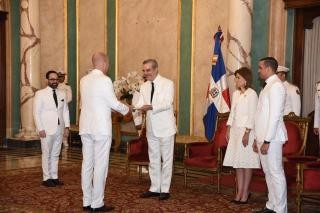 Pedn povovacch listin velvyslance esk republiky Petra Kavna v Dominiknsk republice