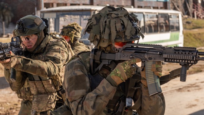 NATO Combat Ready: Sedm brnilo demokratick hodnoty a nedotknutelnost Aliance