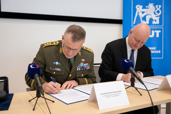 Memorandum o spoluprci VUT a Armdy R podepsali generlporuk Miroslav Hlav a rektor VUT Vojtch Petrek
