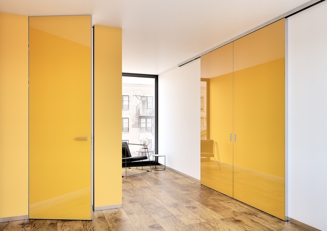 Žluté dveře od podlahy ke stropu