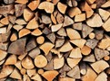 K topení se doporučují tvrdé druhy dřeva