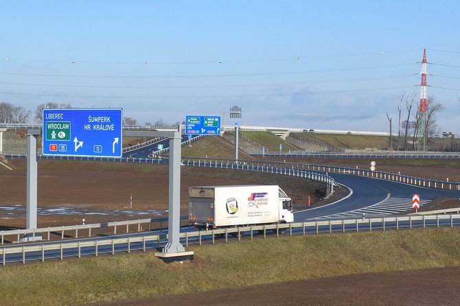 Nov sek dlnice D11 z Hradce do Jarome ulev peten silnici I/33