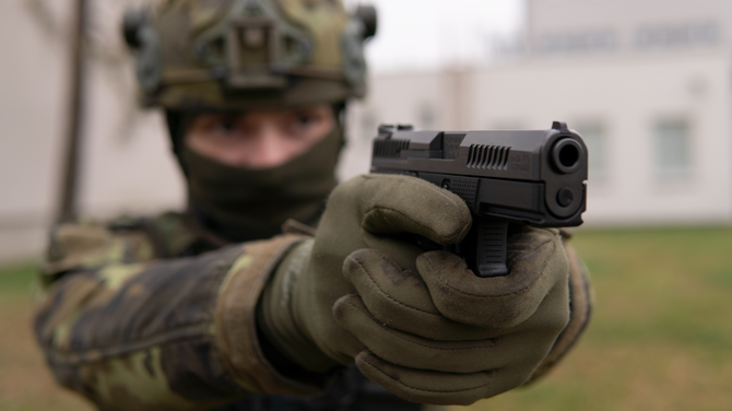 Armda R zavd pistole CZ P-10 C. Vojci si novinku pochvaluj