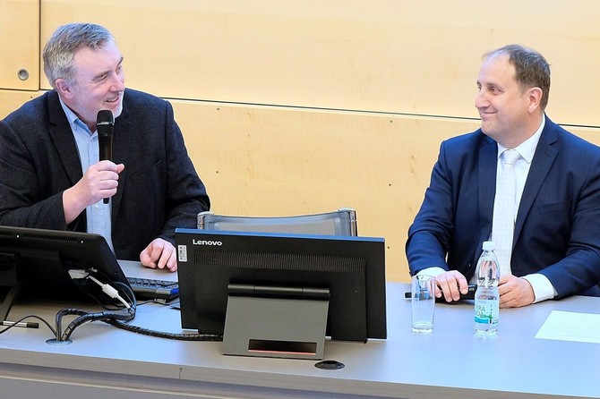 Pedseda akademickho sentu Josef Tomandl (vlevo) ped volbou podpoil kandidaturu Martina Repka.