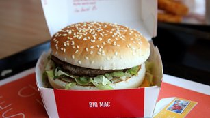 S Big Mac indexem na eskou korunu aneb Co slavn burger k o intervencch NB