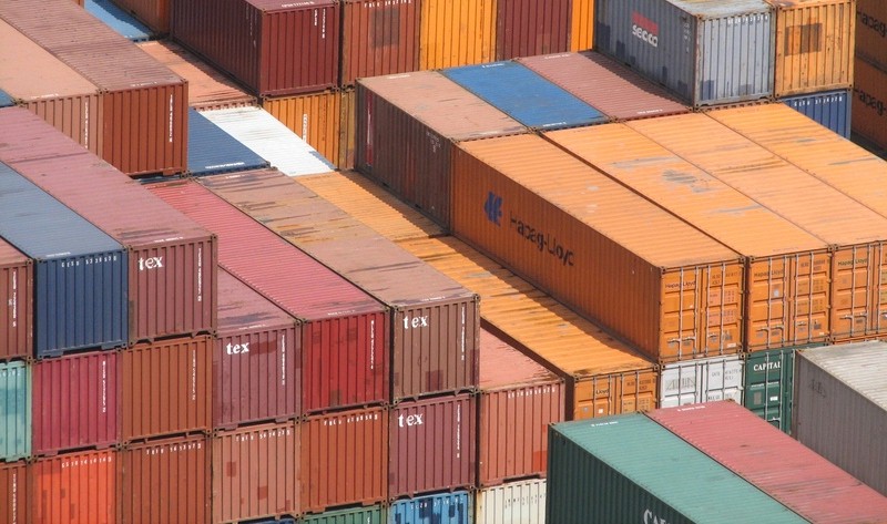 Le volume des échanges commerciaux entre les États-Unis et les États-Unis a chuté de 14,5 % au milieu de l’année.