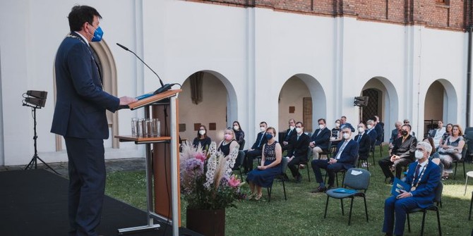 Martin Indruch Noví docenti habilitovaní na MU převzali jmenovací dekret z rukou rektora Martina Bareše.