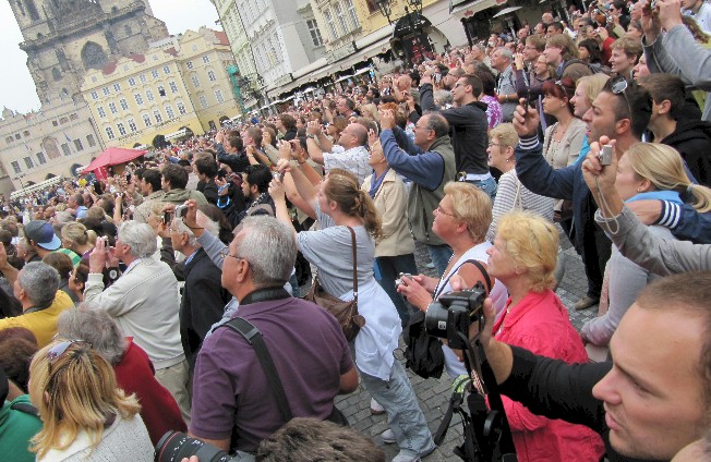 turisté Staroměstské náměstí turisté