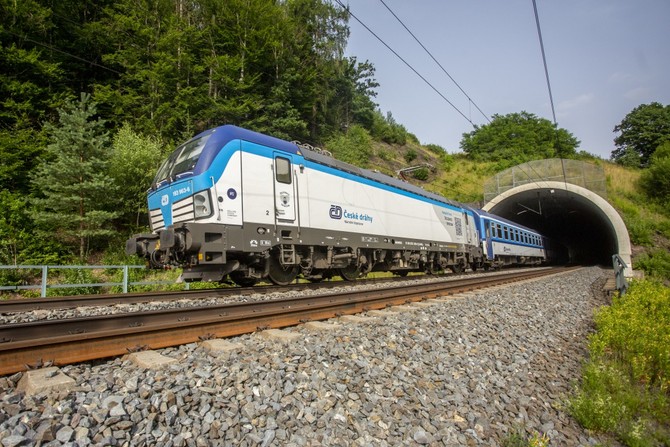 esk drhy letos pevezmou do provozu dalch 12 lokomotiv Siemens Vectron 