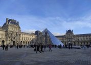Sklenn pyramida v Louvru. Foto: Olga Holotov