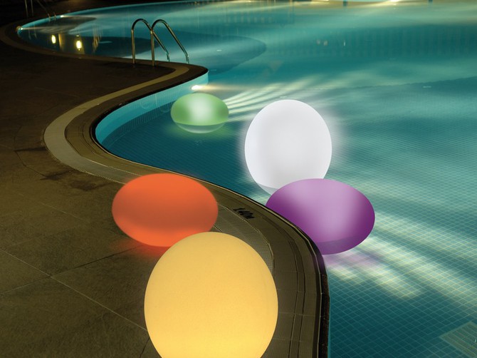 Barevná světla v bazénu jsou trendy