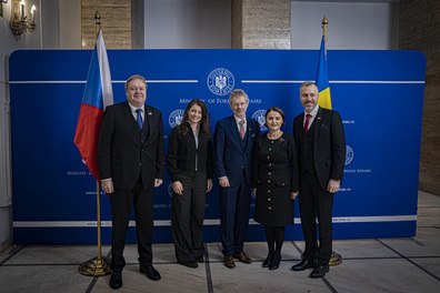 Zleva: Petr Štěpánek, Adéla Šípová, Miloš Vystrčil, Luminita Odobescu, Miroslav Adámek