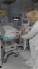Nejvt porodnice na zpad Ukrajiny obdrela esk zdravotnick vybaven pro svj protileteck kryt