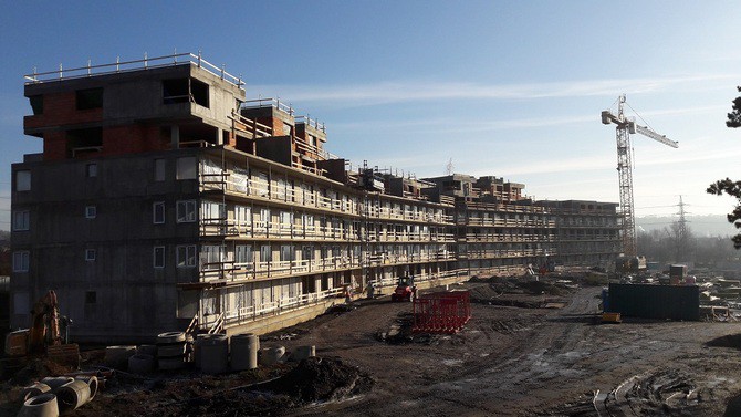 Hrubá stavba rezidenčního komplexu v Hloubětíně je dokončená