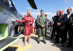 Ministryn obrany a f armdy slavnostn pevzali nov americk vrtulnky, dal dva stroje dnes piltly