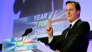 Konzervativn strana dosavadnho premira Camerona zskala vtinu v britskm parlamentu. Nejistota ohledn vztahu k EU je ve he