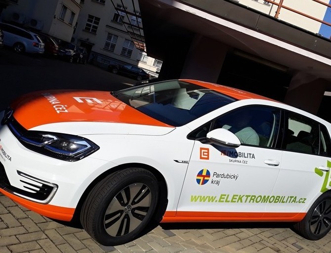 Pardubický kraj jde v elektromobilitě příkladem Nové dobíjecí stanice rostou v celém regionu