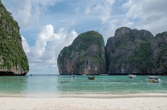 Nejslavnější pláž světa Maya Bay zůstane zavřená Pláž Maya Bay se veřejnosti otevře až v roce 2021