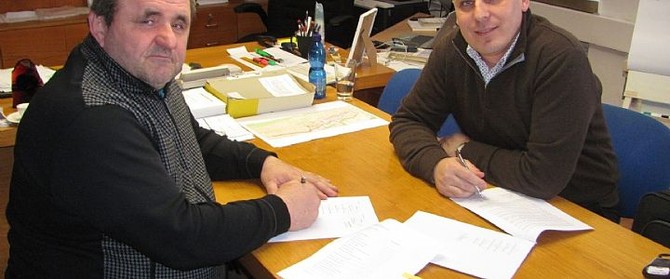 Vlevo editel DSZO Josef Koch, vpravo obchodn editel SOR Libchavy Filip Murga. Foto: V. Cekota, DSZO.