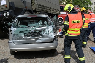 Zsah IZS  hasii se museli pi simulovan dopravn nehod ke zrannm nejprve prosthat