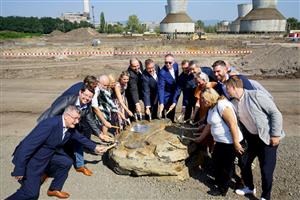 Ceremoniln poklepn na zkladn kmen. astnil se ho i hejtman Jan Schiller (uprosted)