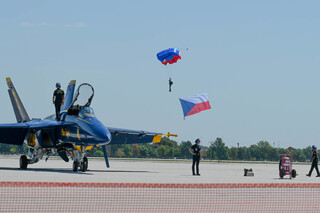 Seskok eskch vsadk. V poped letoun F-18 akrobatick skupiny Blue Angels