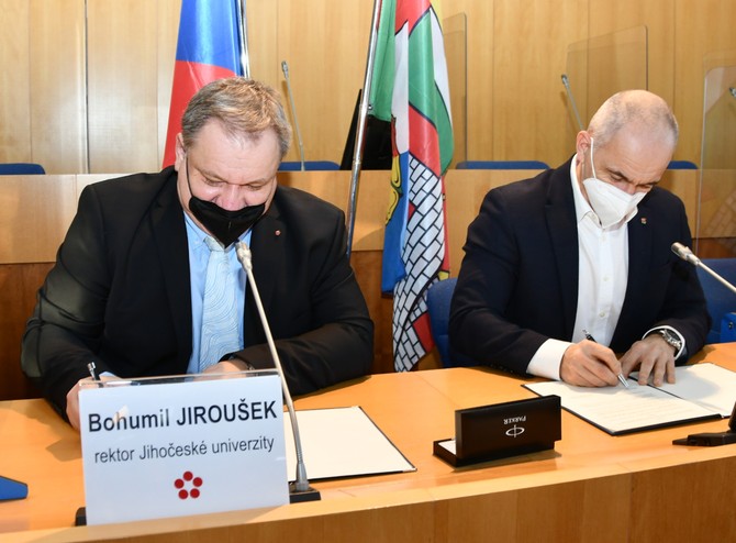 Hejtman Kuba a rektor Jirouek podepsali memorandum o spoluprci mezi Jihoeskm krajem a Jihoeskou univerzitou.