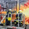 FIRE DRAGON - uniktn simulace poru: 120 dobrovolnch hasi z jihu ech zskalo osvden za zvldnut ohn ve sklep, obvku i na schoditi.