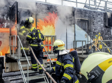FIRE DRAGON - uniktn simulace poru: 120 dobrovolnch hasi z jihu ech zskalo osvden za zvldnut ohn ve sklep, obvku i na schoditi.