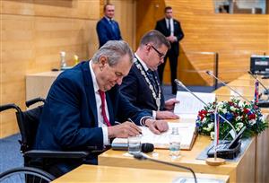 Prezident Zeman se po setkn s krajskmi zastupiteli podepsal do pamtn knihy