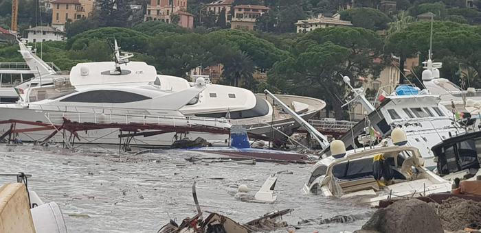La tempesta in Italia uccide 11 persone.  Le onde della tempesta distruggono spiagge e yacht milionari