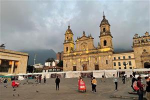 Bogotsk katedrla na Plaza de Bolvar, v pozad vrcholky And nad mstem 3 500 m n. m. (foto: Martin Same)