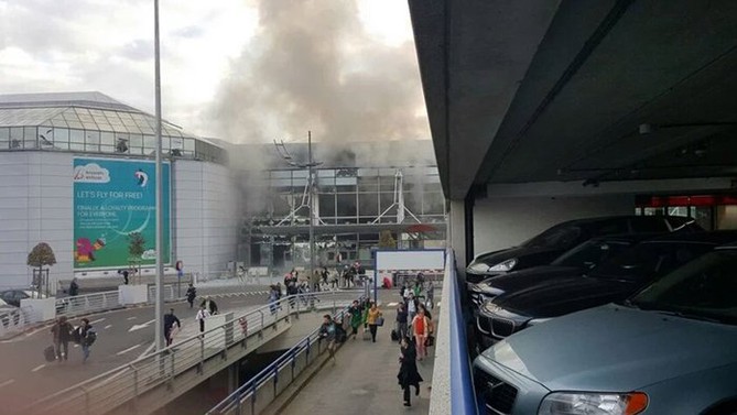 Bruselsk letit bylo po explozch evakuovno, lety jsou odklnny. Terorist zatoili i na bruselsk metro