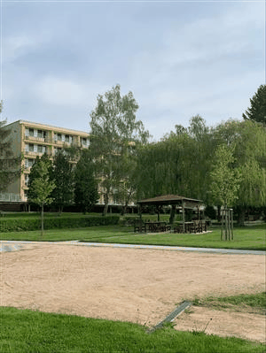 Domovy sociálních služeb Litvínov – pohled na domov pro seniory ze zahrady