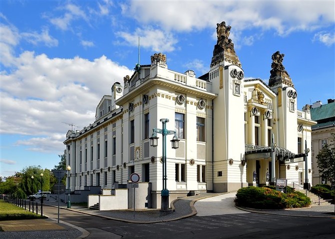 Mstsk divadlo. Ilustran foto